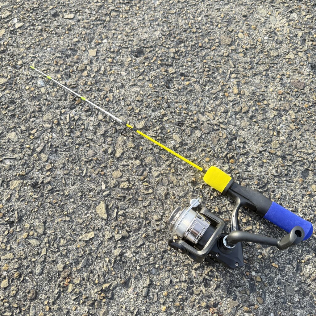 低予算の穴釣りに使用したコンパクトなロッドとスピニングリールのセット。松山近郊のテトラポットでの実釣道具。