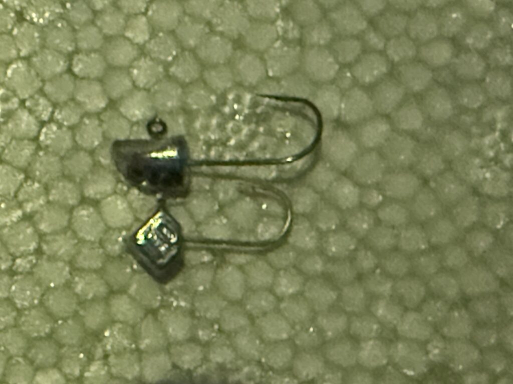 サイコロヘッドMiniと土肥富のフロードライブヘッドのフックサイズやシャンクの長さを比較している様子